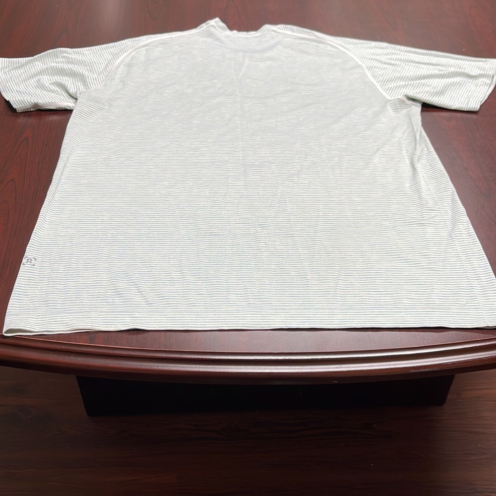 🕳NWOT Lululemon athletica dress shirt